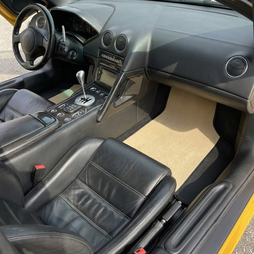 Anpassbare Lederfußmatten mit symmetrischem Sechseckmuster für Lamborghini Murcielago (2001-2010) - AutoWin