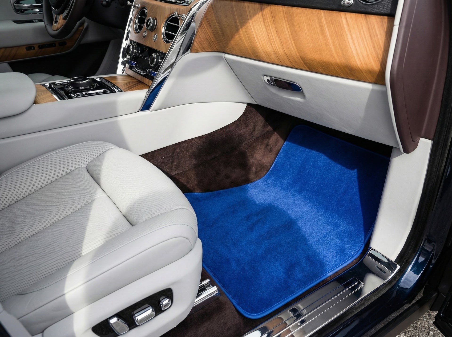 Customizable Leather Floor Mats with Vertical Hex Pattern for Rolls Royce Cullinan (2018-2025) - AutoWin