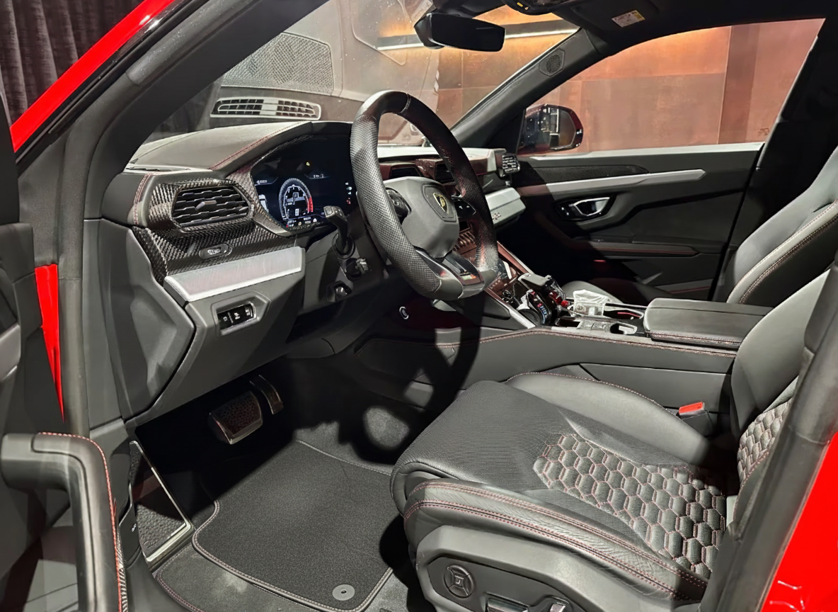 Tapis de voiture pour Lamborghini Urus en moquette noire avec surpiqûre jaune - AutoWin.EU