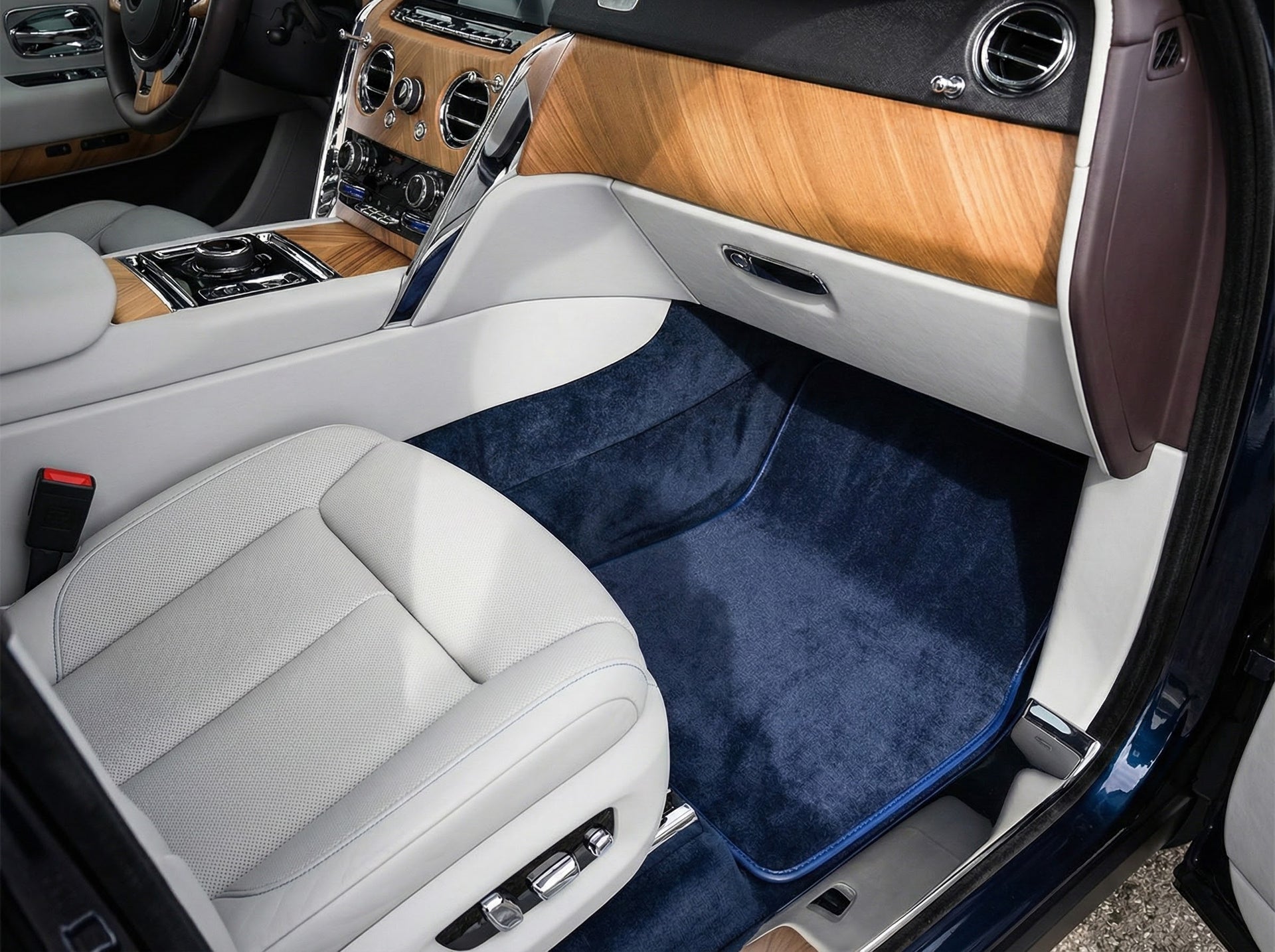 Customizable Leather Floor Mats with Vertical Hex Pattern for Rolls Royce Cullinan (2018-2025) - AutoWin