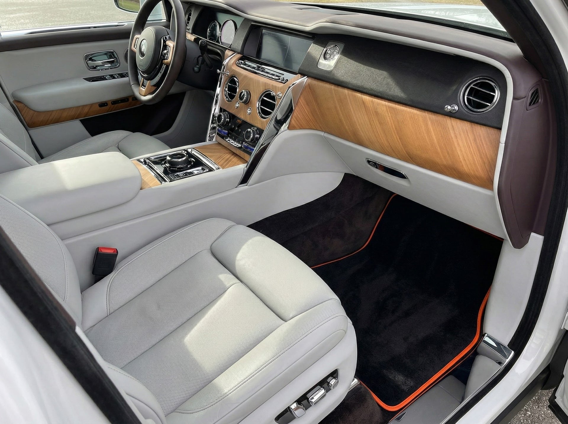 Customizable Leather Floor Mats with Vertical Hex Pattern for Rolls Royce Cullinan (2018-2025) - AutoWin