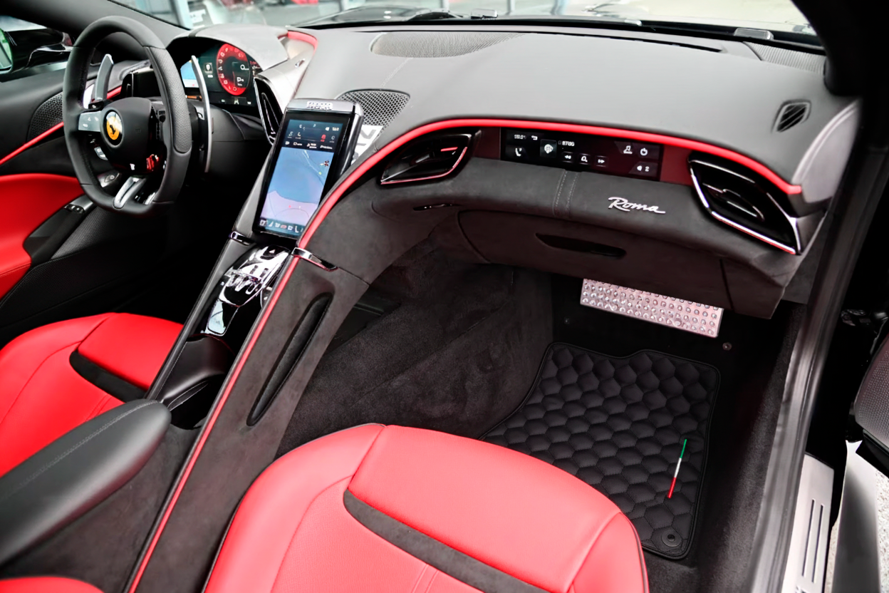 Anpassbare Lederfußmatten mit verflochtenem Sechseckmuster für Ferrari Roma (2021–2024) - AutoWin