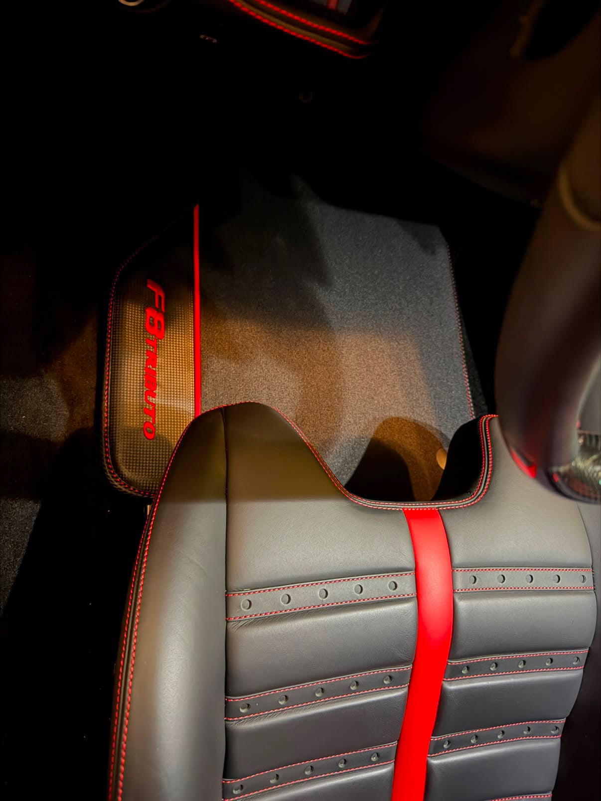 Tapis de voiture rouges pour Ferrari F8 Tributo 2019-2022