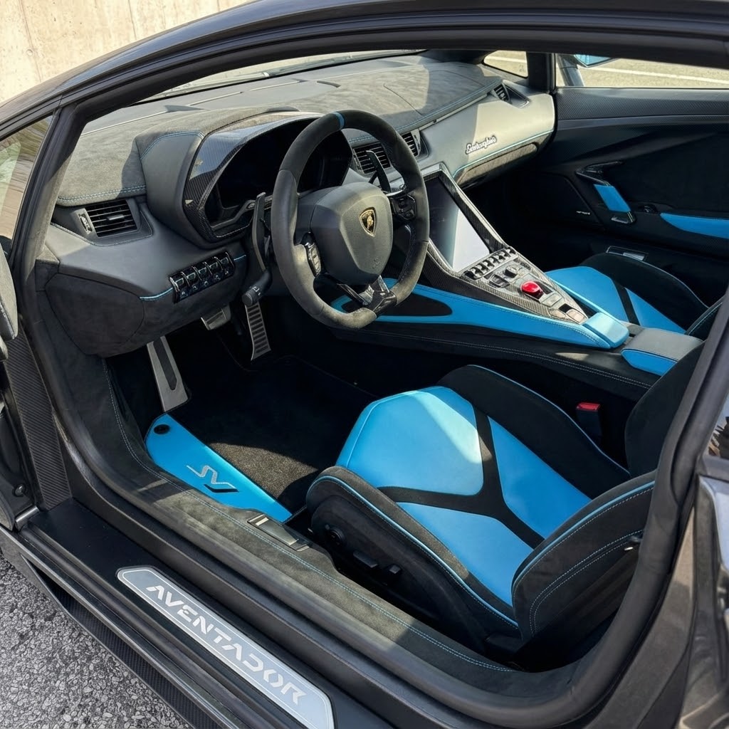 Schwarze Fußmatten für Lamborghini Aventador SVJ mit blauem Leder 