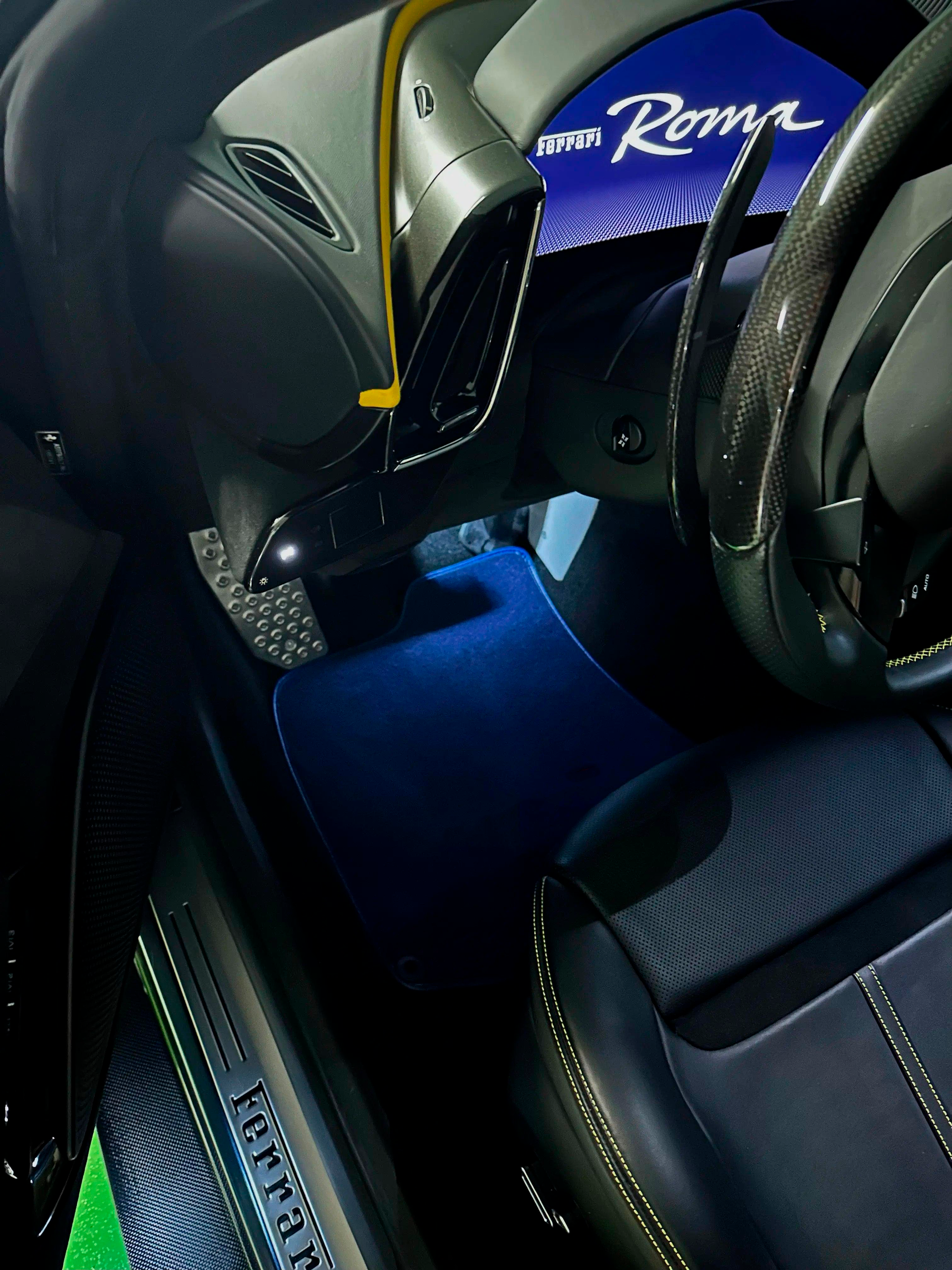 Anpassbare Lederfußmatten mit verflochtenem Sechseckmuster für Ferrari Roma (2021–2024) - AutoWin