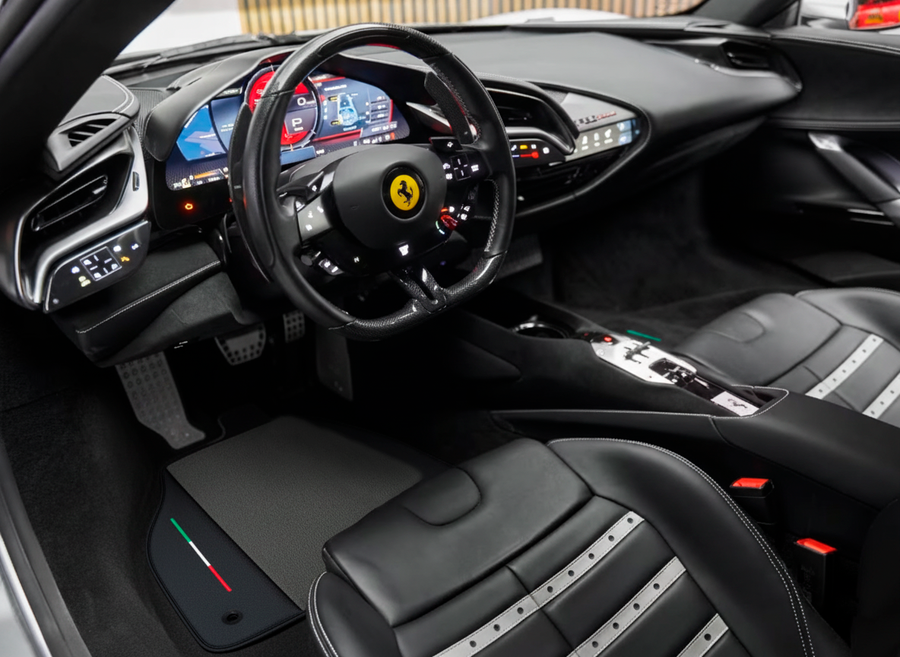 Tapis de voiture gris pour Ferrari SF90 Stradale (2019-2024)
