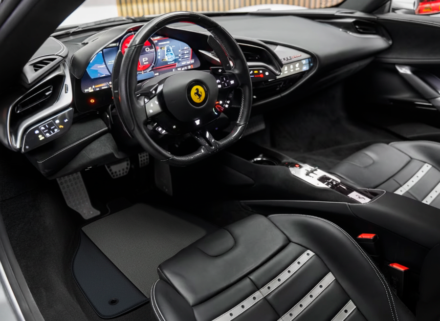 Graue Fußmatten für Ferrari SF90 Stradale (2019-2024) mit Leder