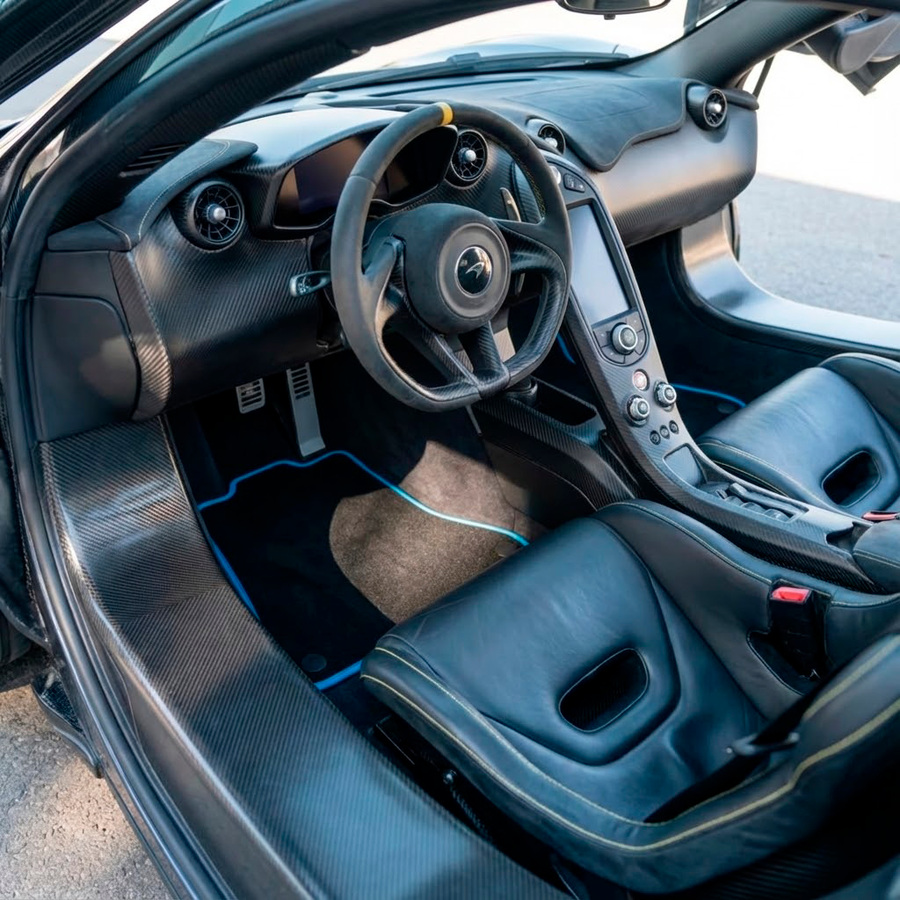 Tapis de voiture noirs pour McLaren P1 (2013-2015) avec garniture bleue