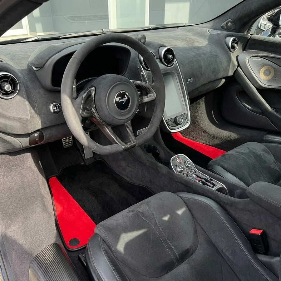 Schwarze Autofußmatten für McLaren 600 LT (2018-2020) mit rotem Alcantara-Leder