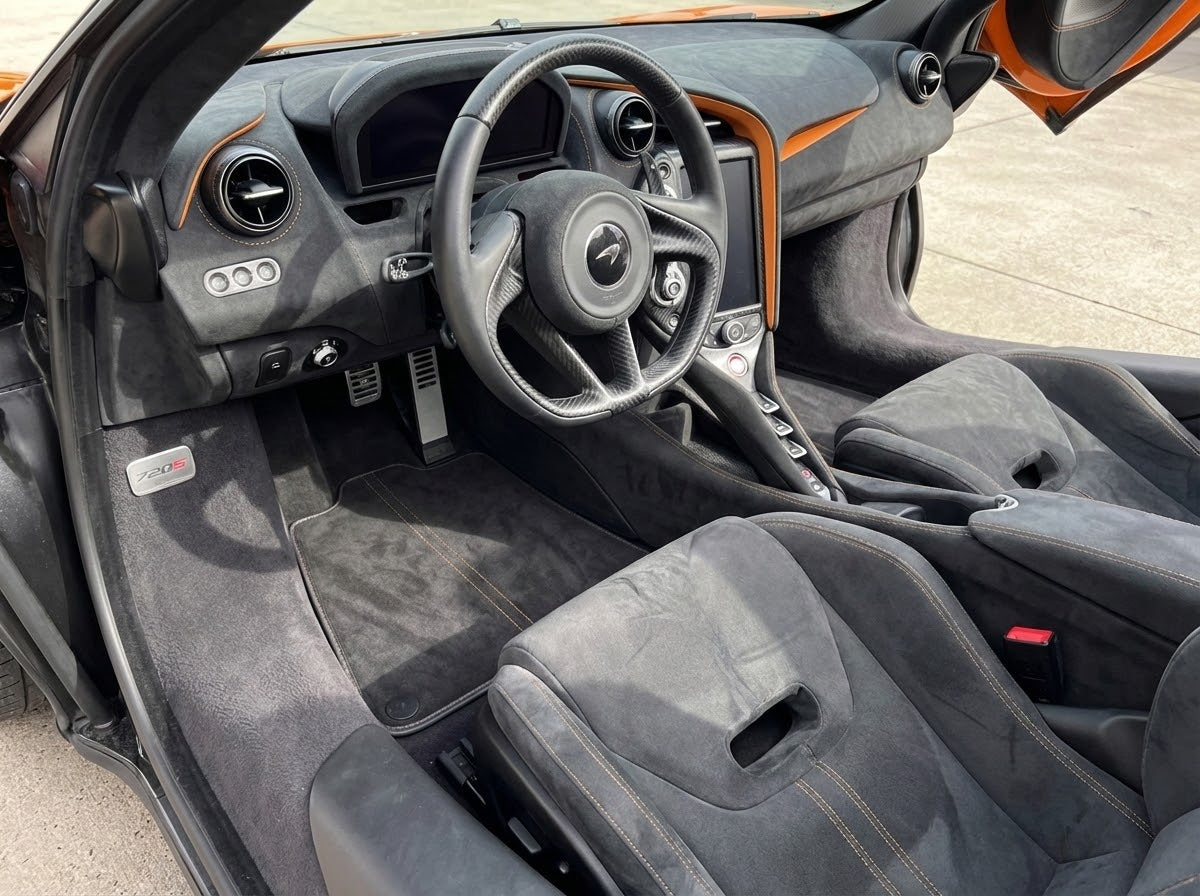 Tapis de voiture pour McLaren 720S en Alcantara noire sur mesure avec couture orange