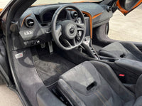 Tapis de voiture pour McLaren 720S en Alcantara noire sur mesure avec couture orange