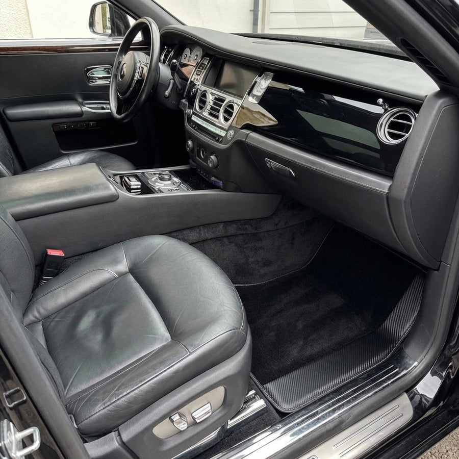 Maßgeschneiderte schwarze Fußmatten für Rolls Royce Ghost Series II (2021-2024) mit Carbonfaser-Leder