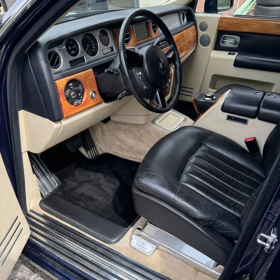 Maßgefertigte Autofußmatten für Rolls Royce Phantom VIII (2017-2024) mit Carbonfaser-Leder
