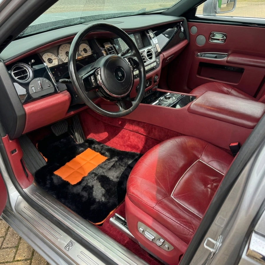 Tapis de voiture en peau de mouton noire pour Rolls-Royce Ghost Series II (2021-2024) | Finition cuir orange