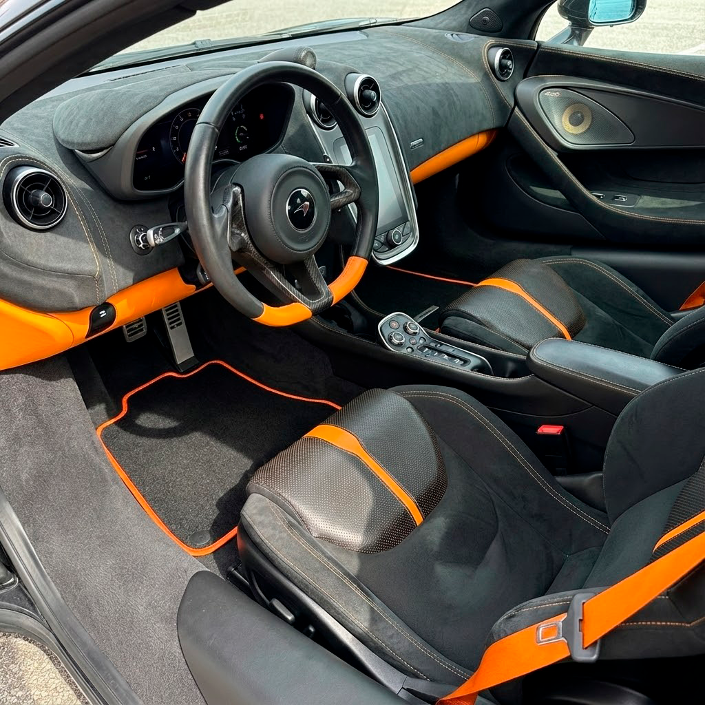 Tapis de voiture pour McLaren 570S (2015-2021) Noir sur mesure avec bord orange