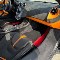 Tapis de voiture noirs pour McLaren 570S (2015-2021) avec cuir Alcantara rouge