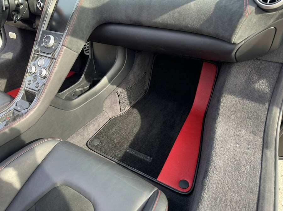 Schwarze Autofußmatten für McLaren MP4-12C (2011–2014) mit rotem Leder