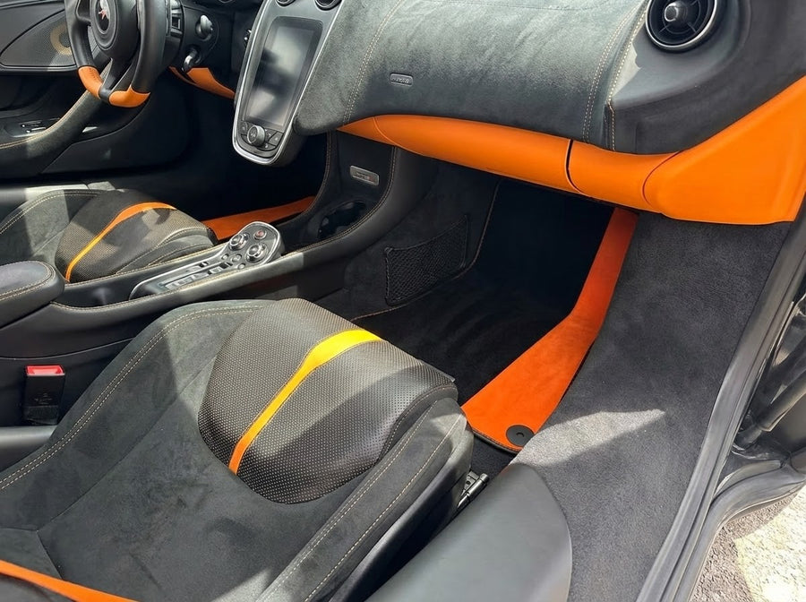 Schwarze Autofußmatten für McLaren 570S (2015-2021) mit orangefarbenem Leder