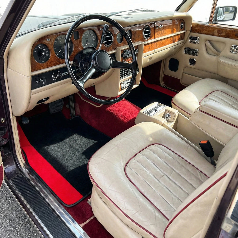 Maßgeschneiderte Fußmatten für Rolls Royce Shadow (1965-1977) mit rotem Alcantara