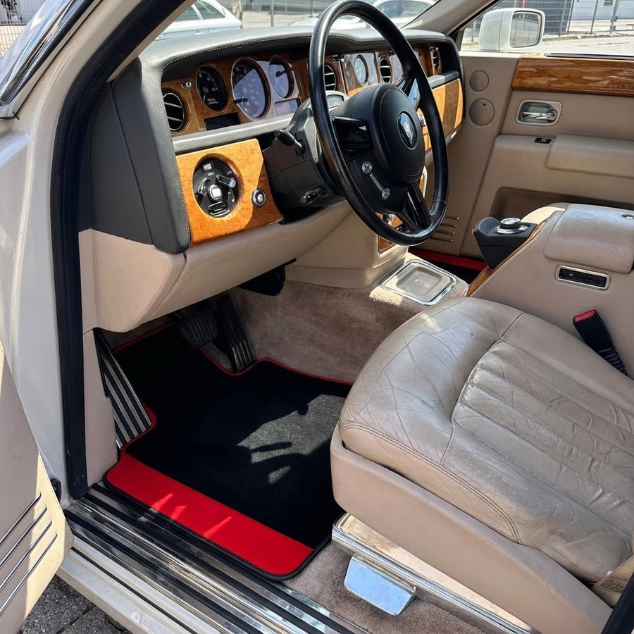Maßgeschneiderte Fußmatten für Rolls Royce Phantom Sedan (2003-2016) mit rotem Alcantara