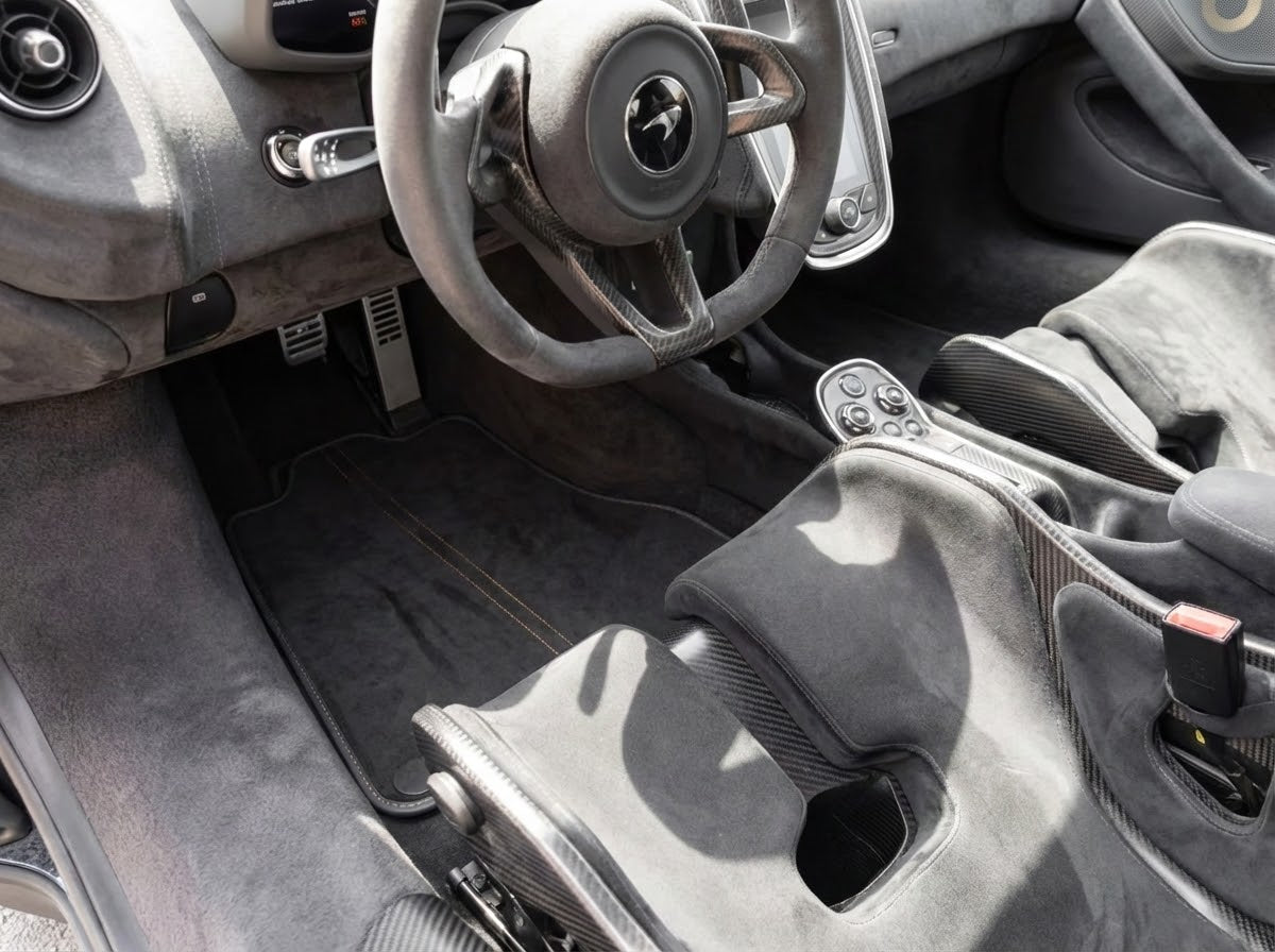 Fußmatten für McLaren 720S Alcantara, schwarze, maßgeschneiderte Teppiche mit orangefarbenen Nähten