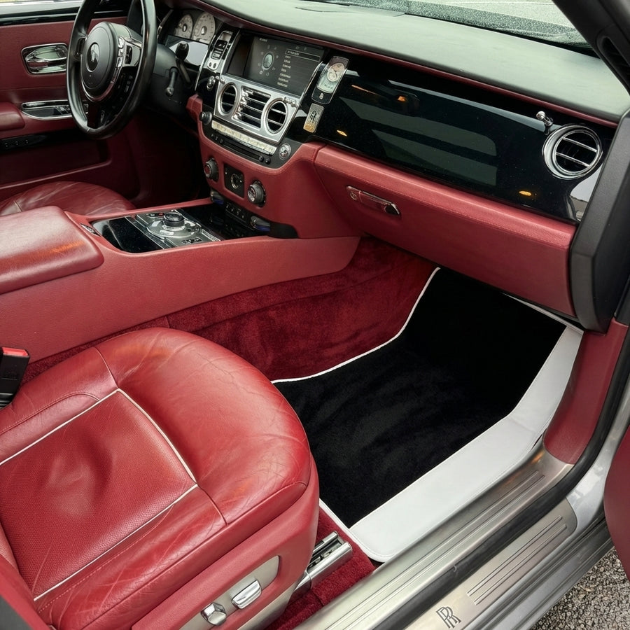 Schwarze Fußmatten für Rolls Royce Ghost Serie I (2010-2020) mit weißem Leder | Weißer Rand