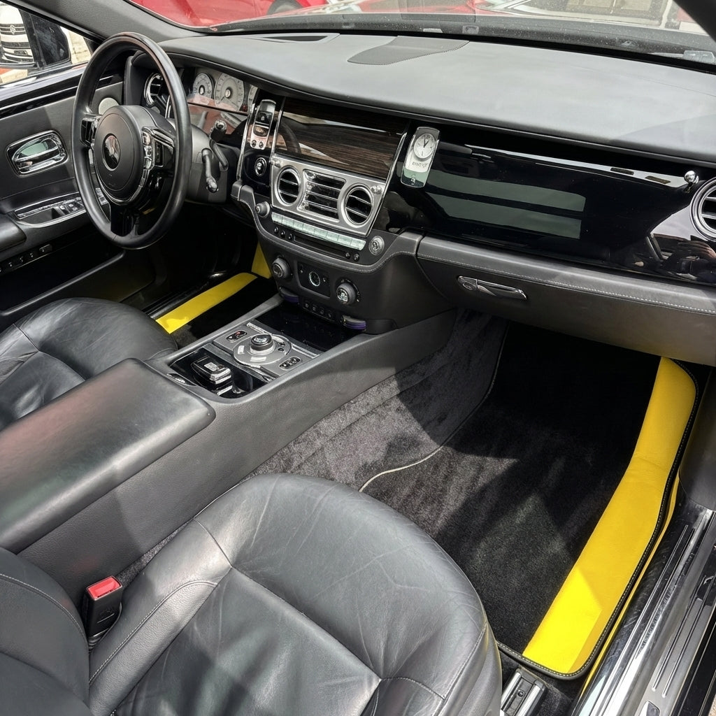Tapis de voiture noirs sur mesure pour Rolls Royce Ghost Série II (2021-2024) avec cuir jaune