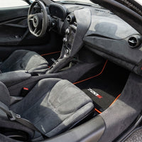 Tapis de voiture pour McLaren 720S noir sur mesure avec bord orange