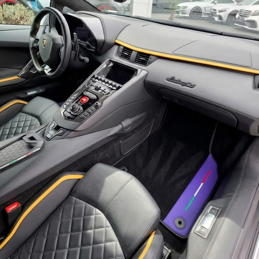 Anpassbare Fußmatten aus violettem Leder in Schwarz für Lamborghini Aventador | Schwarzer Rand
