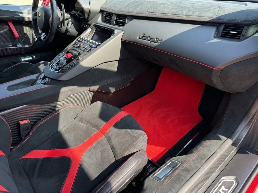 Anpassbare rote Fußmatten für Lamborghini Aventador mit Alcantara-Leder