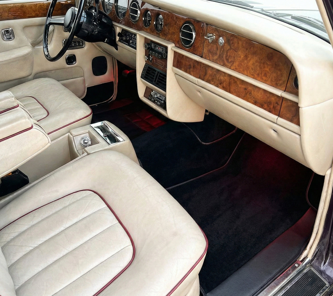 Maßgefertigte Fußmatten für Rolls Royce Shadow (1965-1977) mit schwarzem Leder