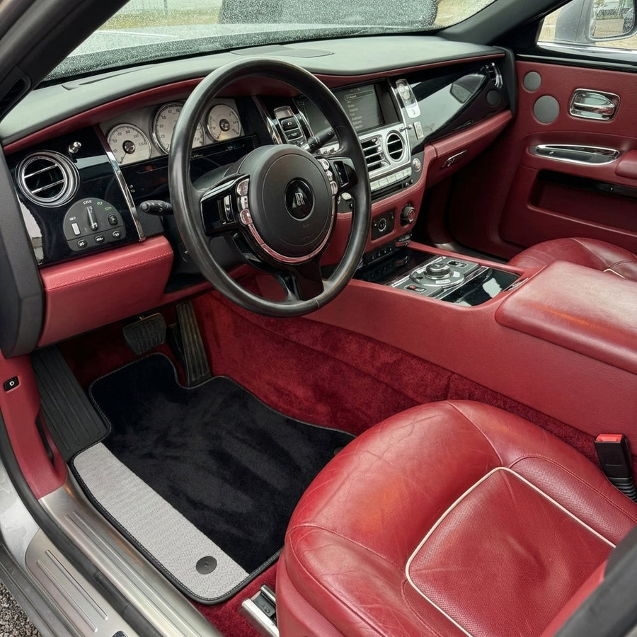 Schwarze Fußmatten für Rolls Royce Ghost Serie II 2021-2024 mit grauen Lederrändern