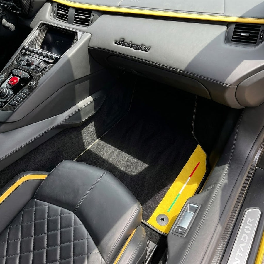 Anpassbare schwarze Fußmatten für Lamborghini Aventador S mit gelbem Alcantara-Leder