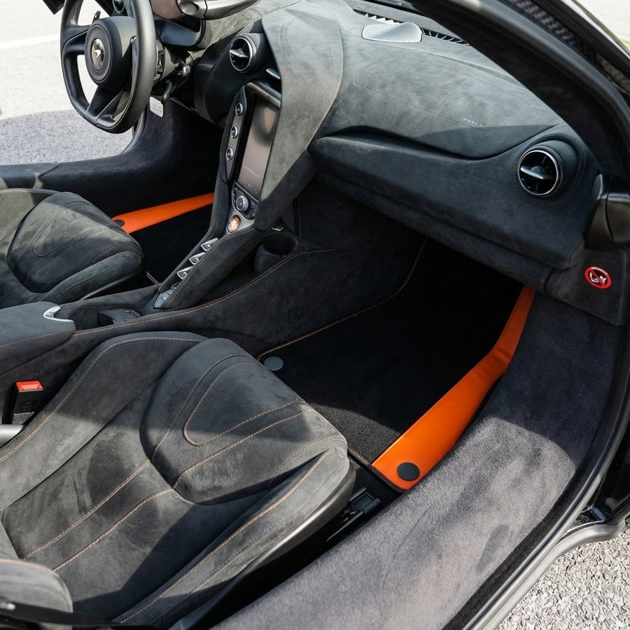 Schwarze Fußmatten für McLaren 750S (2023-2025) mit orangefarbenem Leder