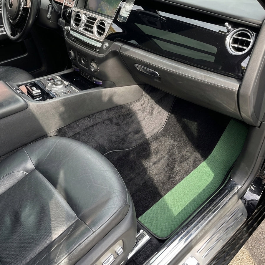 Schwarze Fußmatten für Rolls Royce Ghost Serie I (2010-2020) mit grünen Lederrändern