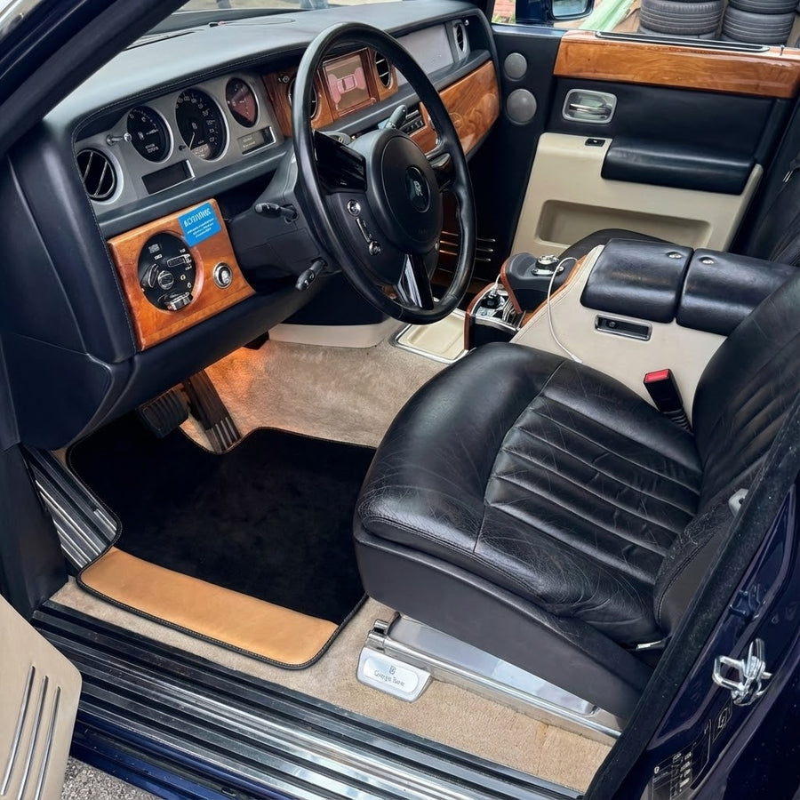 Schwarze Fußmatten für Rolls Royce Phantom VIII (2017-2024) mit goldenem Leder