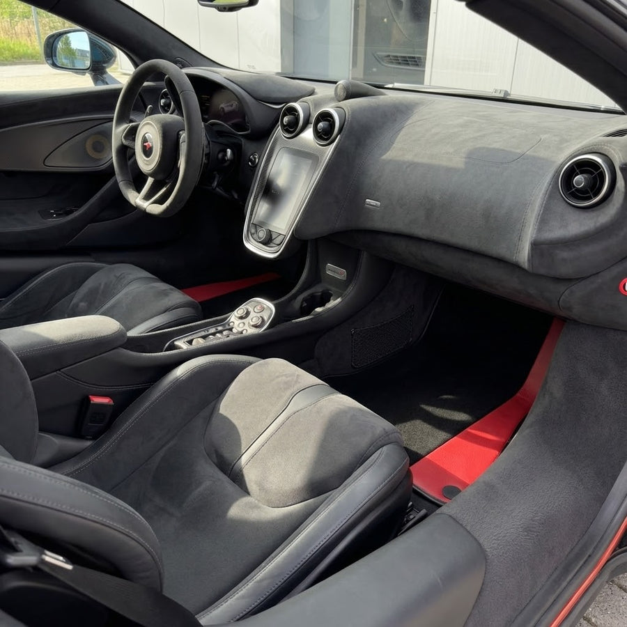 Schwarze Autofußmatten für McLaren 600 LT (2018-2020) mit rotem Leder