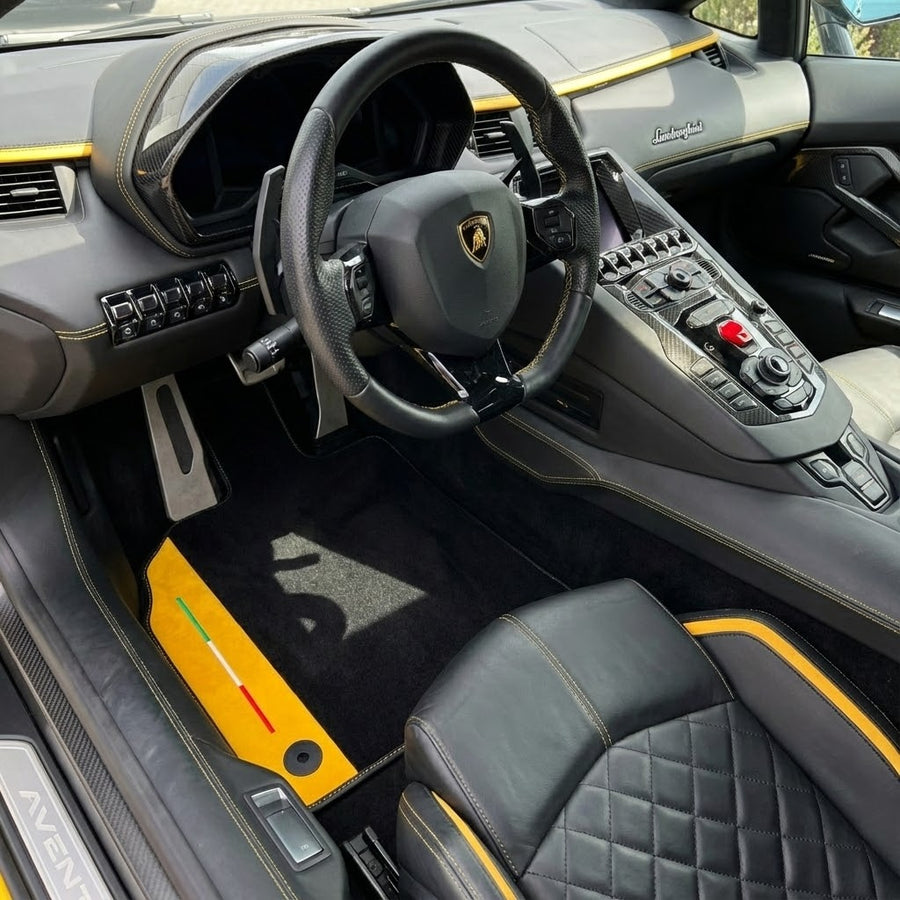 Tapis de voiture Sur mesure noirs pour Lamborghini Aventador avec cuir Nappa jaune (Giallo Taurus)