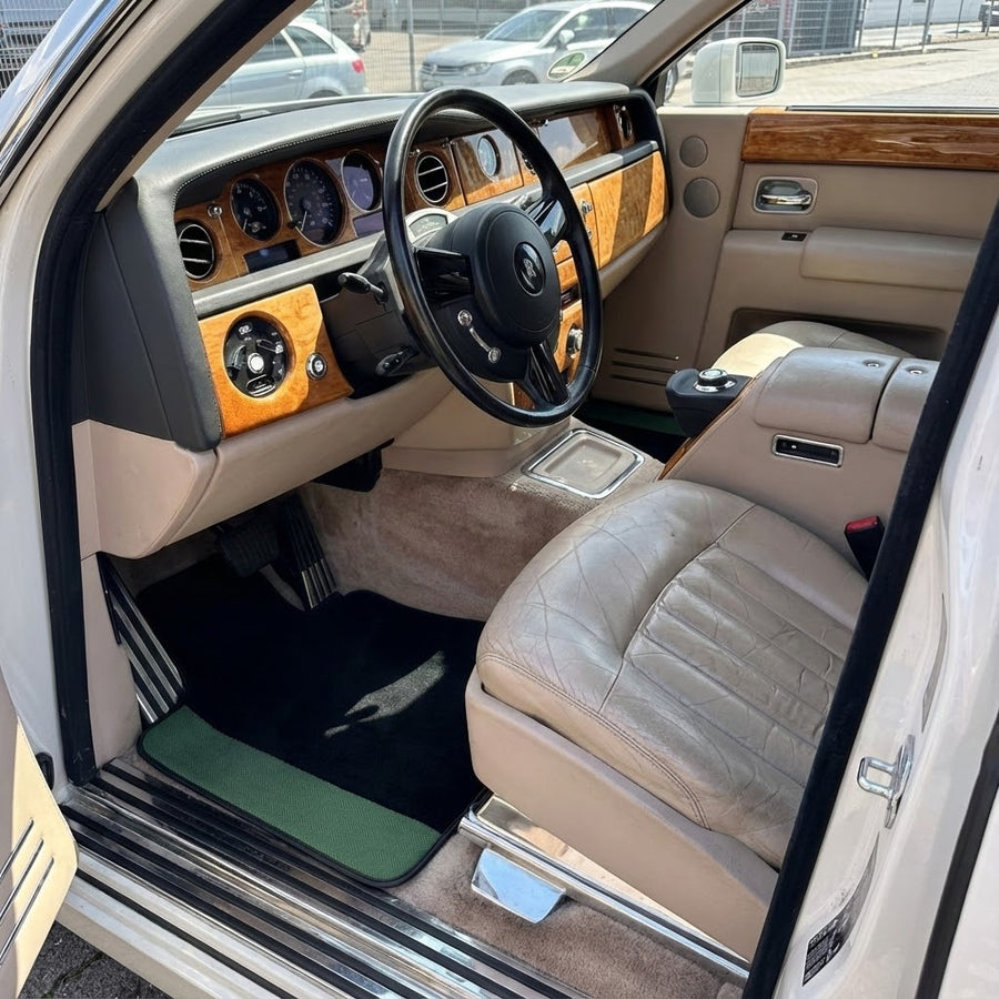 Schwarze Fußmatten für Rolls Royce Phantom VIII (2017-2024) mit grünen Lederrändern