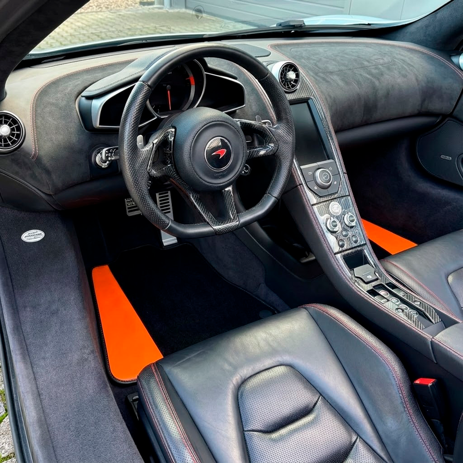 Schwarze Autofußmatten für McLaren MP4-12C (2011–2014) mit orangefarbenem Leder
