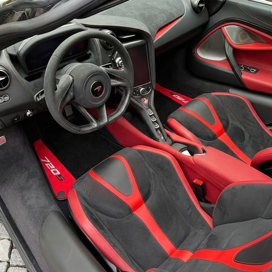 Schwarze Fußmatten für McLaren 720S Baujahr 2017–2021 mit rotem Alcantara-Leder