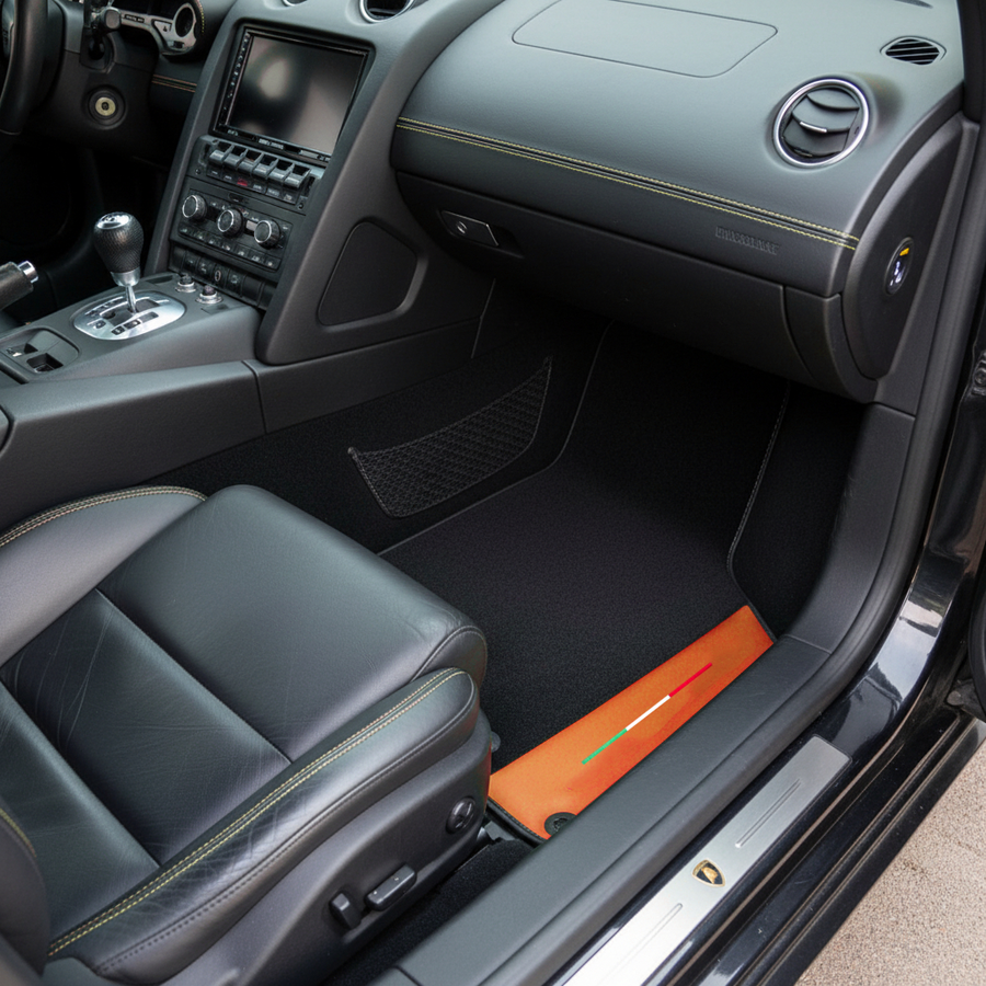 Maßgefertigte schwarze Fußmatten für Lamborghini Gallardo mit orangefarbenem Alcantara-Leder