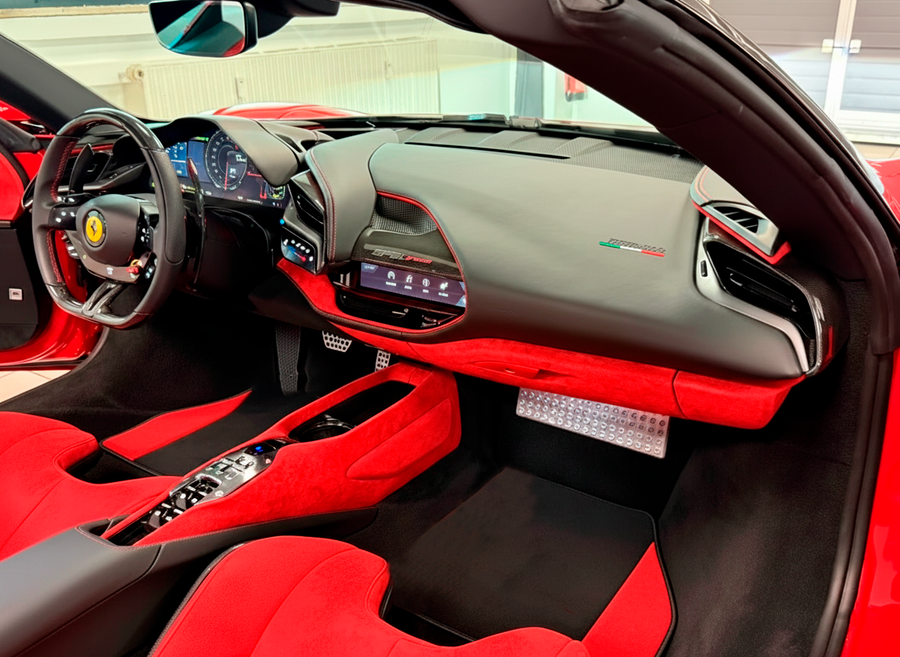 Schwarze Fußmatten für Ferrari SF90 Stradale (2019-2024) mit rotem Alcantara-Leder