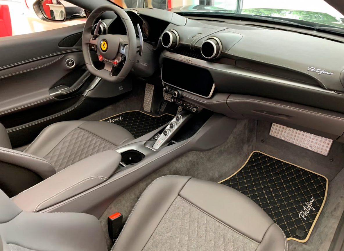 Anpassbare Lederfußmatten mit vertikalem Sechseckmuster für Ferrari Portofino (2018–2023) - AutoWin