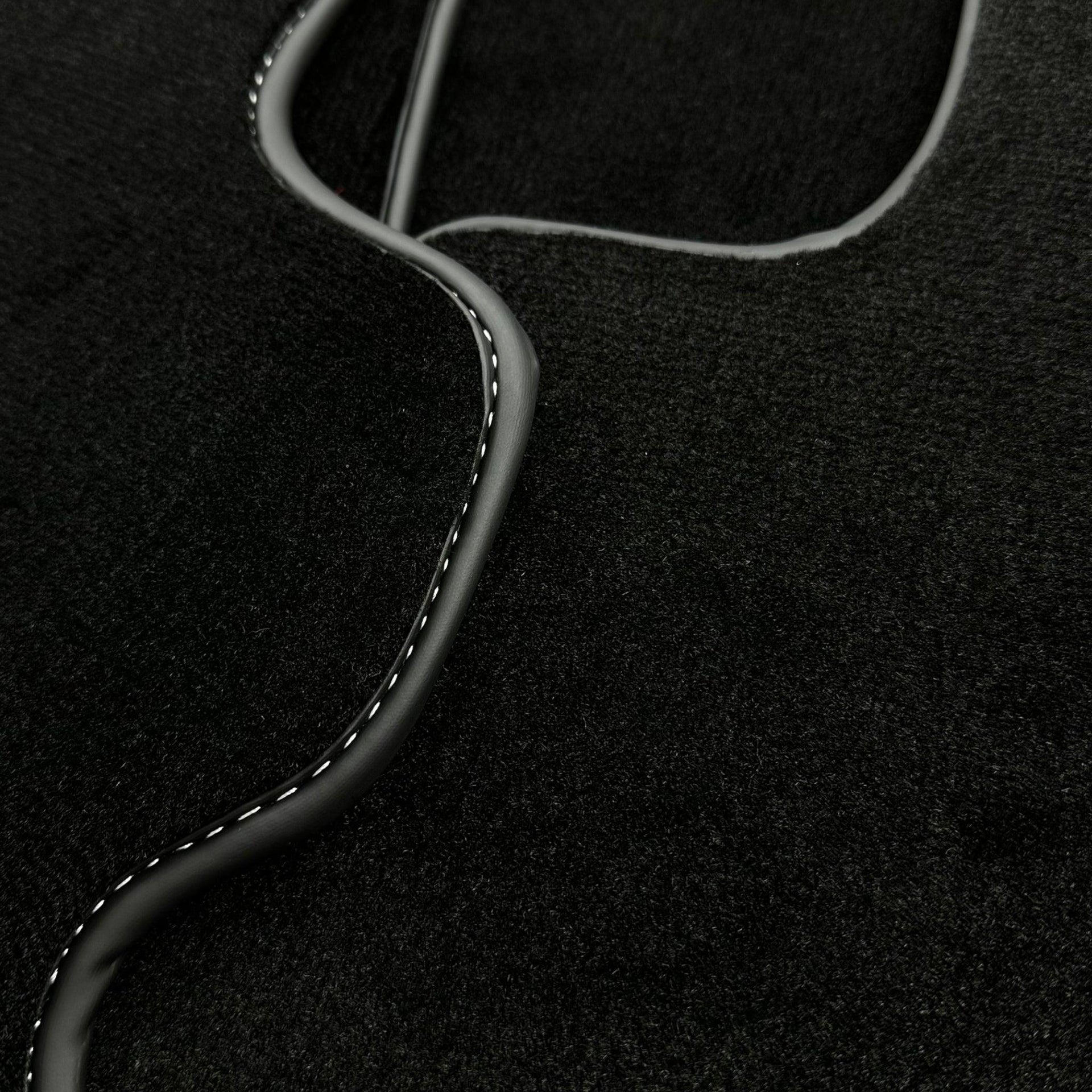 Black Floor Mats For Toyota Hilux (1998-2005) - AutoWin