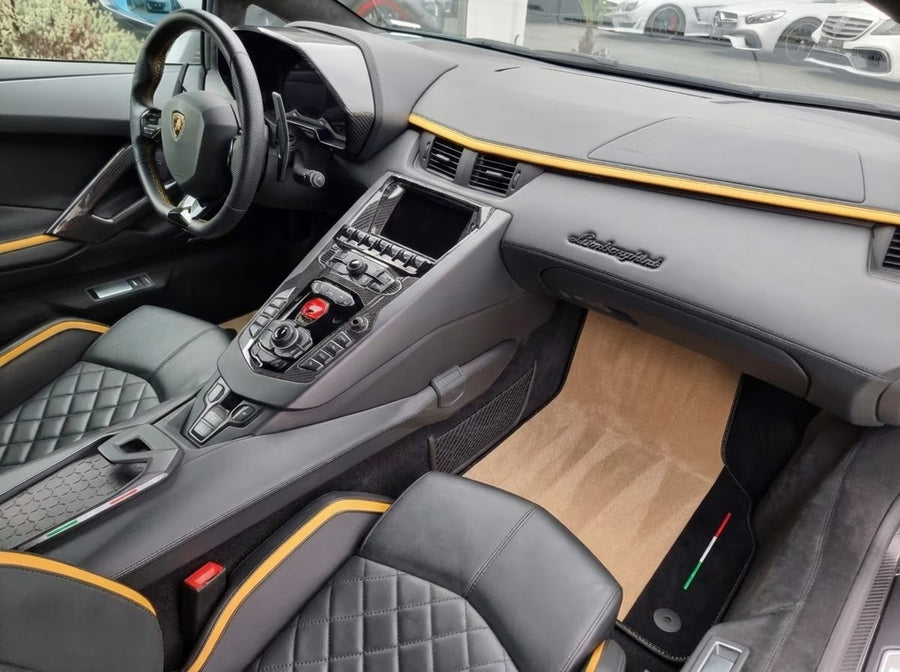 Anpassbare beige Fußmatten für Lamborghini Aventador mit Alcantara-Leder