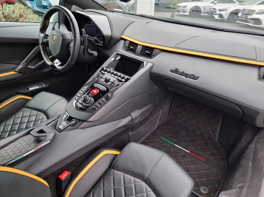 Tapis de voiture personnalisables en Cuir Alcantara pour Lamborghini Aventador | Couture Rouge