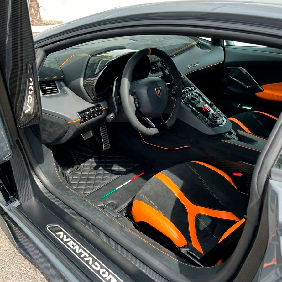 Anpassbare schwarze Lederfußmatten für Lamborghini Aventador | Schwarze Nähte