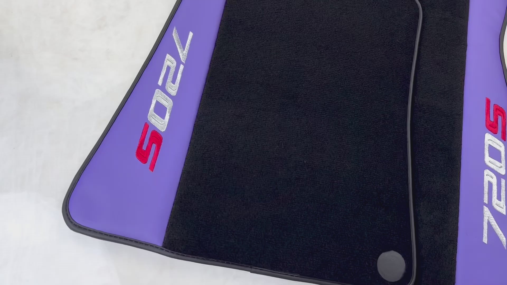 Lila Leder-Schwarze Fußmatten für McLaren 720S | Schwarzer Besatz - AutoWin