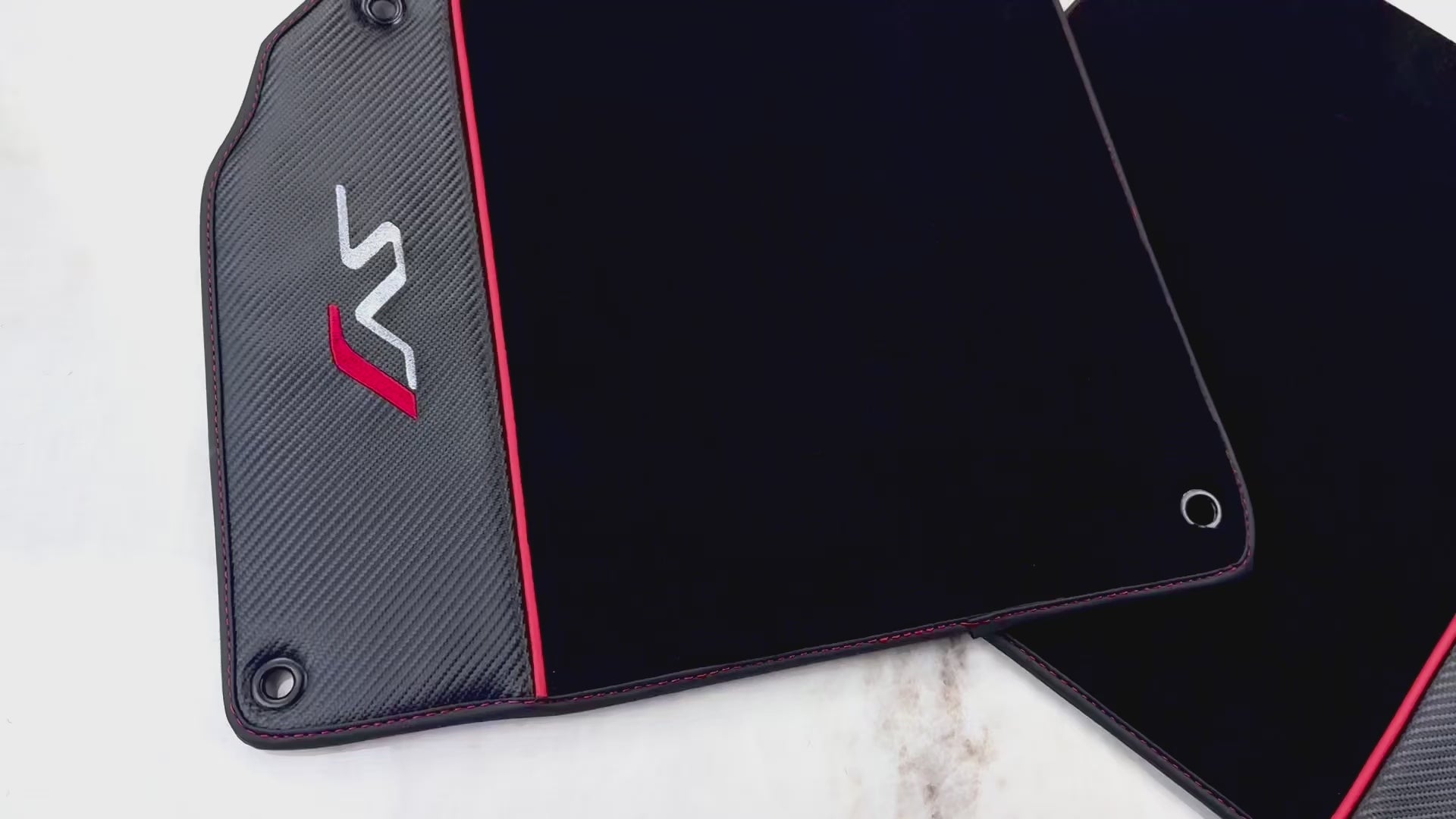 Tapis de voiture noir pour Lamborghini Aventador SVJ avec fibre de carbone - AutoWin.EU